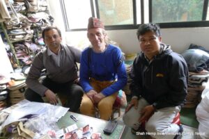 Dhiraj K. Shah e Steve Allin in un negozio di prodotti in canapa.